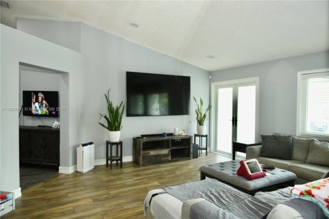 Casa en venta en Miami, Florida, 3 dormitorios, 154.03 m2 № 1945732 - foto 3