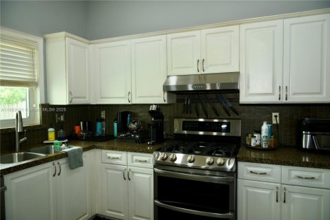 Casa en venta en Miami, Florida, 3 dormitorios, 154.03 m2 № 1945732 - foto 4