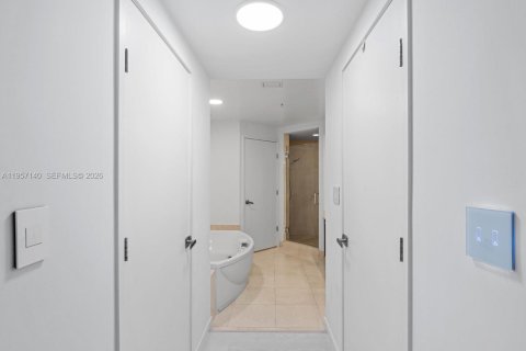 Condo in Sunny Isles Beach, Florida, 2 bedrooms  № 2011205 - photo 24