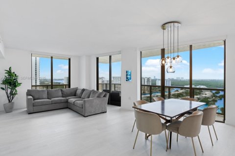 Condo in Sunny Isles Beach, Florida, 2 bedrooms  № 2011205 - photo 4