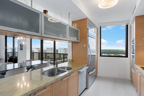 Condo in Sunny Isles Beach, Florida, 2 bedrooms  № 2011205 - photo 15