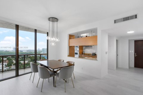 Condo in Sunny Isles Beach, Florida, 2 bedrooms  № 2011205 - photo 11