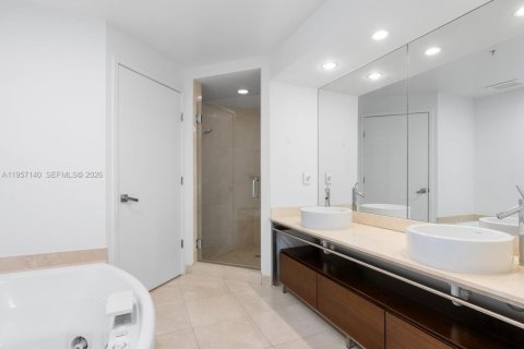 Condo in Sunny Isles Beach, Florida, 2 bedrooms  № 2011205 - photo 25