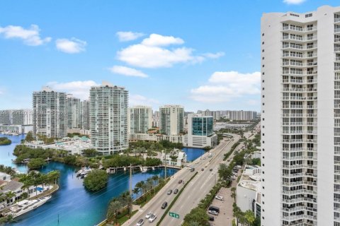 Condo in Sunny Isles Beach, Florida, 2 bedrooms  № 2011205 - photo 30
