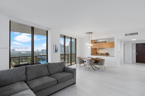 Condo in Sunny Isles Beach, Florida, 2 bedrooms  № 2011205 - photo 6