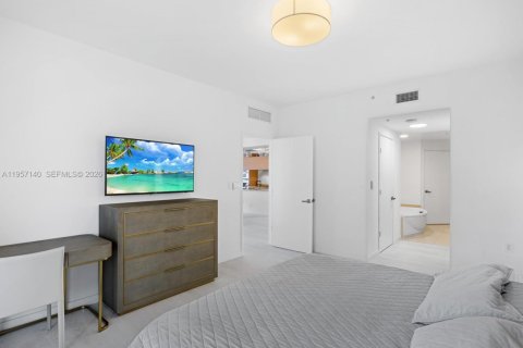 Condo in Sunny Isles Beach, Florida, 2 bedrooms  № 2011205 - photo 21