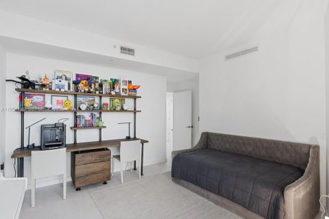 Condo in Sunny Isles Beach, Florida, 2 bedrooms  № 2011205 - photo 27