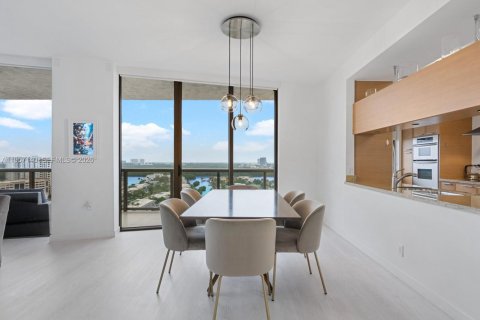 Condo in Sunny Isles Beach, Florida, 2 bedrooms  № 2011205 - photo 14
