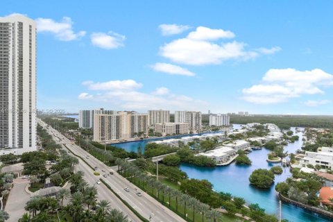 Condo in Sunny Isles Beach, Florida, 2 bedrooms  № 2011205 - photo 29