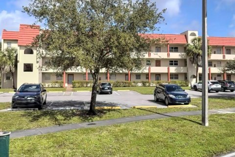 Condo in Sunrise, Florida, 2 bedrooms  № 913930 - photo 1