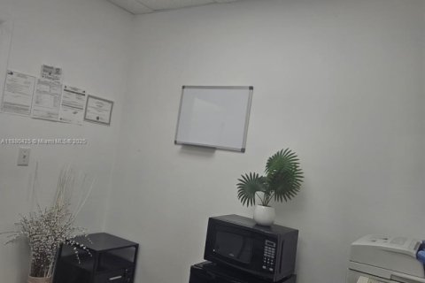 Propiedad comercial en venta en Miami, Florida № 1928713 - foto 1