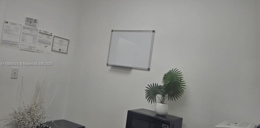 Propiedad comercial en Miami, Florida № 1928713