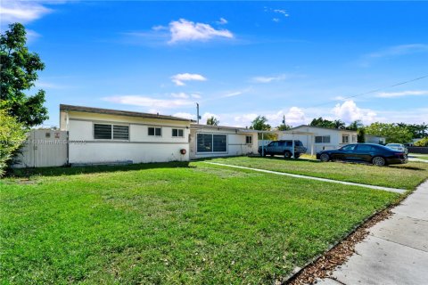 House in Cutler Bay, Florida 3 bedrooms, 109.07 sq.m. № 2056514 - photo 2