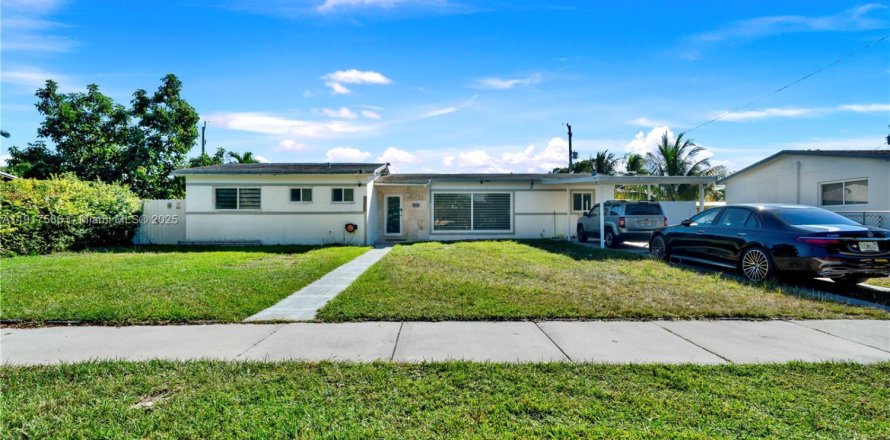 House in Cutler Bay, Florida 3 bedrooms, 109.07 sq.m. № 2056514