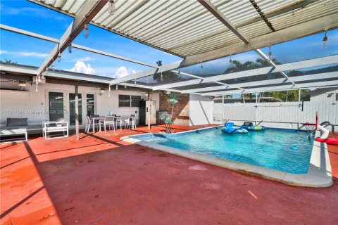 House in Cutler Bay, Florida 3 bedrooms, 109.07 sq.m. № 2056514 - photo 25