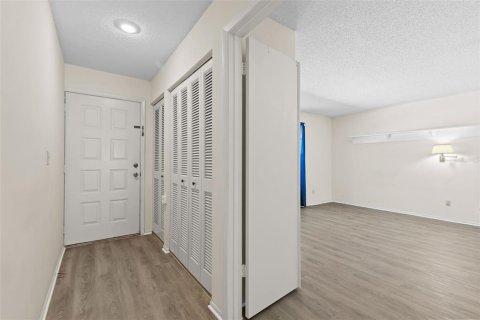 Condo in Tampa, Florida, 1 bedroom  № 1870691 - photo 26