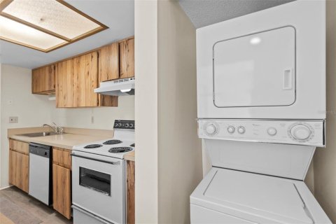 Condo in Tampa, Florida, 1 bedroom  № 1870691 - photo 9