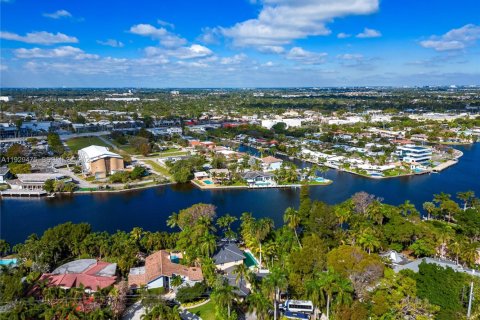 House in Fort Lauderdale, Florida 5 bedrooms, 437.66 sq.m. № 2076872 - photo 19