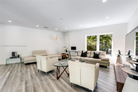 House in Fort Lauderdale, Florida 5 bedrooms, 437.66 sq.m. № 2076872 - photo 8