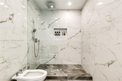 House in Fort Lauderdale, Florida 5 bedrooms, 437.66 sq.m. № 2076872 - photo 13