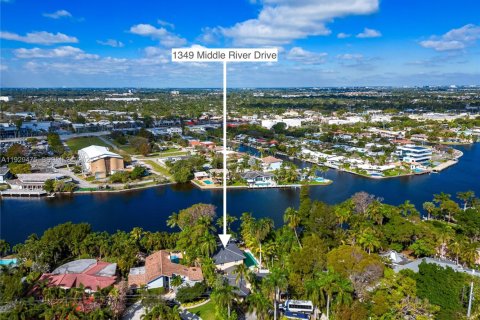 House in Fort Lauderdale, Florida 5 bedrooms, 437.66 sq.m. № 2076872 - photo 20