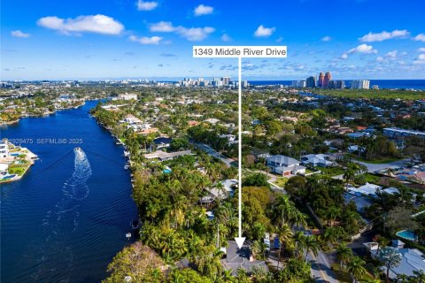 House in Fort Lauderdale, Florida 5 bedrooms, 437.66 sq.m. № 2076872 - photo 24