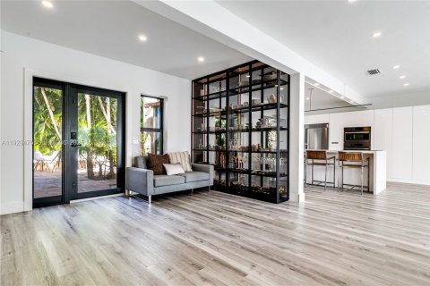 House in Fort Lauderdale, Florida 5 bedrooms, 437.66 sq.m. № 2076872 - photo 5