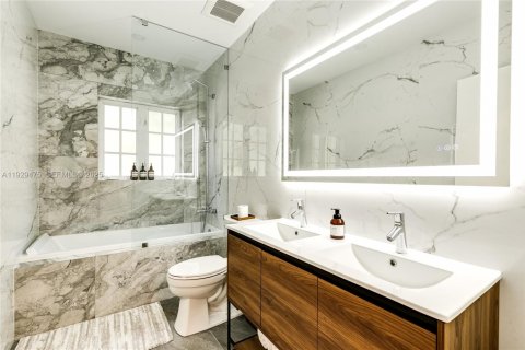 House in Fort Lauderdale, Florida 5 bedrooms, 437.66 sq.m. № 2076872 - photo 11