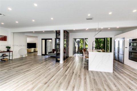 House in Fort Lauderdale, Florida 5 bedrooms, 437.66 sq.m. № 2076872 - photo 3