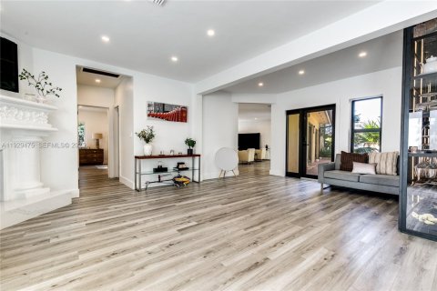 House in Fort Lauderdale, Florida 5 bedrooms, 437.66 sq.m. № 2076872 - photo 4