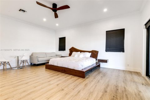 House in Fort Lauderdale, Florida 5 bedrooms, 437.66 sq.m. № 2076872 - photo 9