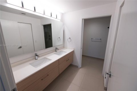 Condominio en alquiler en Miami, Florida, 3 dormitorios, 146.88 m2 № 2006893 - foto 19