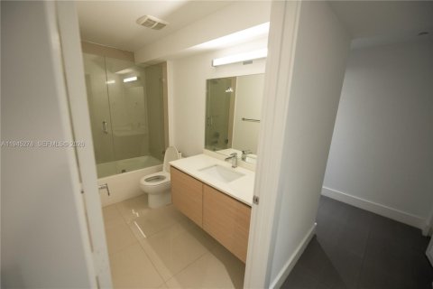 Condominio en alquiler en Miami, Florida, 3 dormitorios, 146.88 m2 № 2006893 - foto 27