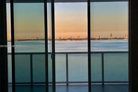 Condominio en alquiler en Miami, Florida, 3 dormitorios, 146.88 m2 № 2006893 - foto 4