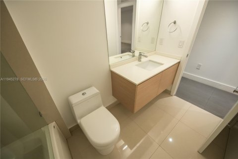 Condominio en alquiler en Miami, Florida, 3 dormitorios, 146.88 m2 № 2006893 - foto 21