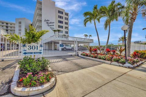 Condo in Lake Park, Florida, 2 bedrooms  № 2242183