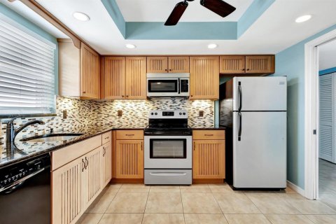 Condo in Lake Park, Florida, 2 bedrooms № 2242183 - photo 6
