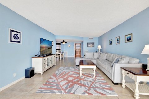 Condo in Lake Park, Florida, 2 bedrooms № 2242183 - photo 12