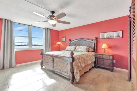 Condo in Lake Park, Florida, 2 bedrooms № 2242183 - photo 20