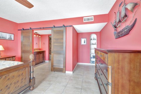 Condo in Lake Park, Florida, 2 bedrooms № 2242183 - photo 23