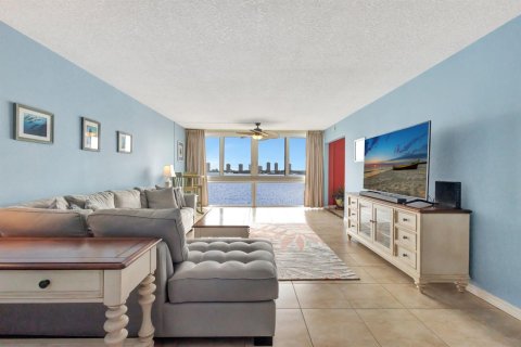 Condo in Lake Park, Florida, 2 bedrooms № 2242183 - photo 10