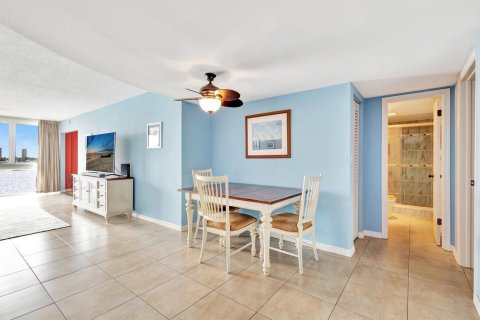 Condo in Lake Park, Florida, 2 bedrooms № 2242183 - photo 4
