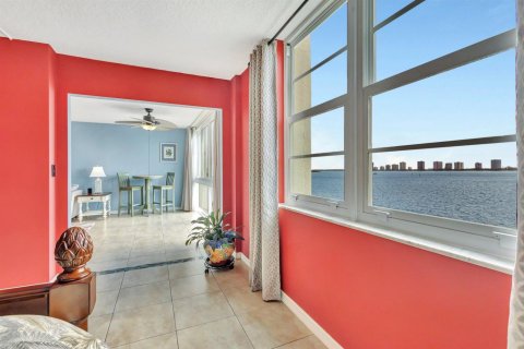 Condo in Lake Park, Florida, 2 bedrooms № 2242183 - photo 24