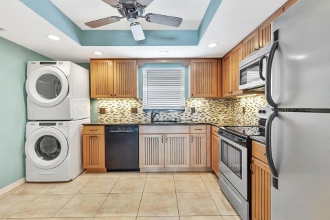 Condo in Lake Park, Florida, 2 bedrooms № 2242183 - photo 5