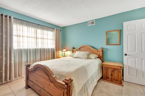 Condo in Lake Park, Florida, 2 bedrooms № 2242183 - photo 27