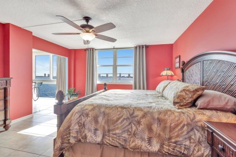Condo in Lake Park, Florida, 2 bedrooms № 2242183 - photo 19