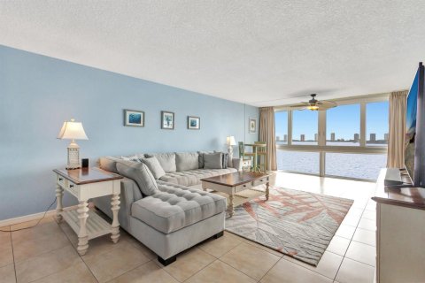 Condo in Lake Park, Florida, 2 bedrooms № 2242183 - photo 9
