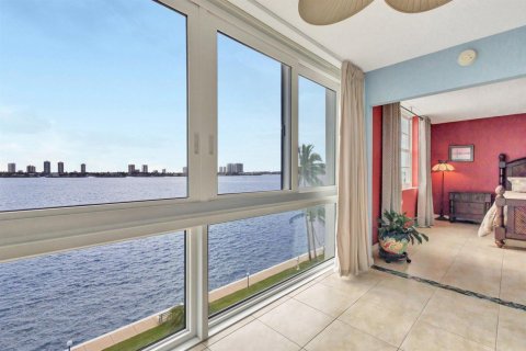 Condo in Lake Park, Florida, 2 bedrooms № 2242183 - photo 15