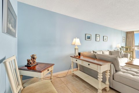 Condo in Lake Park, Florida, 2 bedrooms № 2242183 - photo 13
