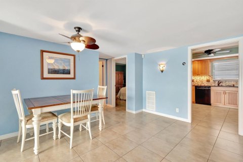 Condo in Lake Park, Florida, 2 bedrooms № 2242183 - photo 8